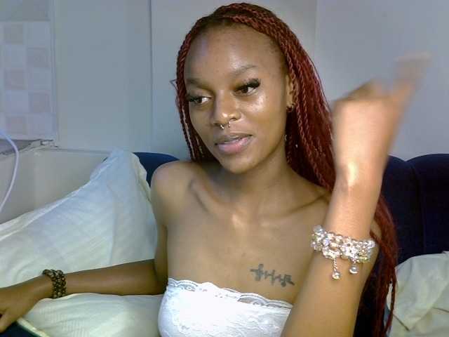 PrettyNoirr live cam preview