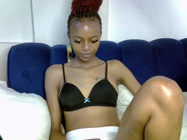 PrettyNoirr live cam on BongaCams