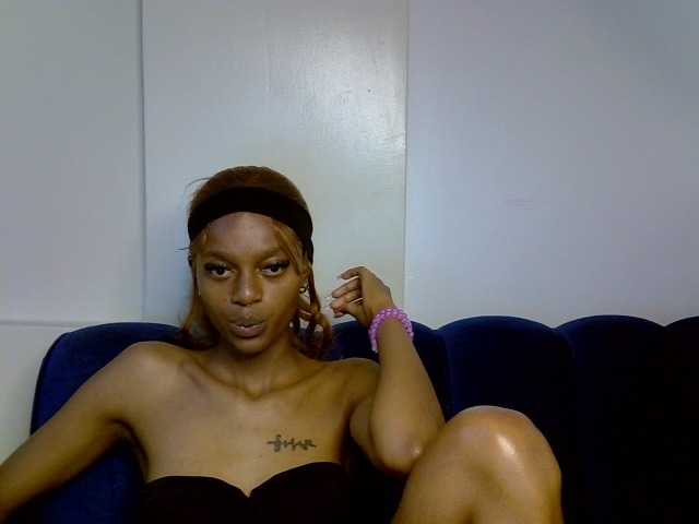 PrettyNoirr live cam on BongaCams
