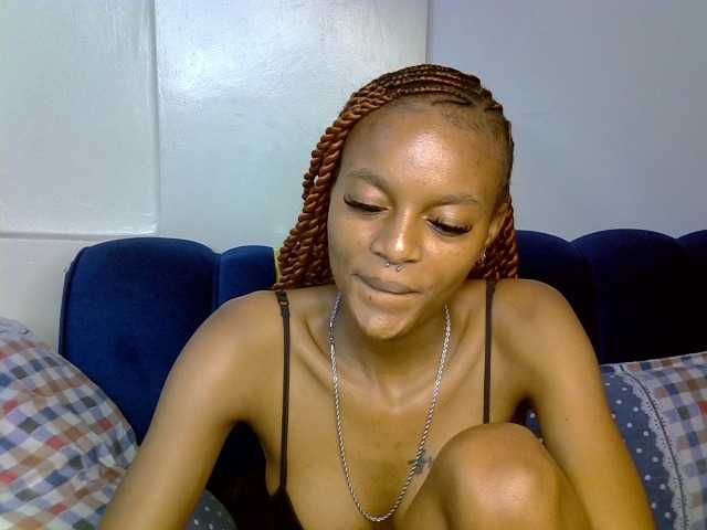 PrettyNoirr live cam on BongaCams
