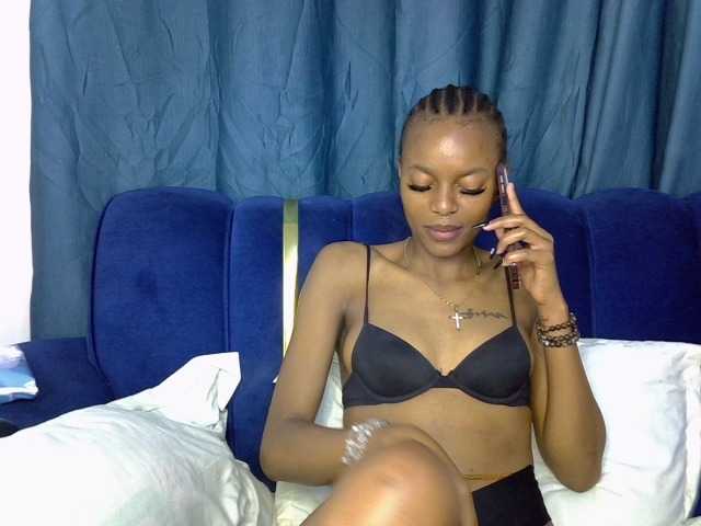 PrettyNoirr live cam on BongaCams