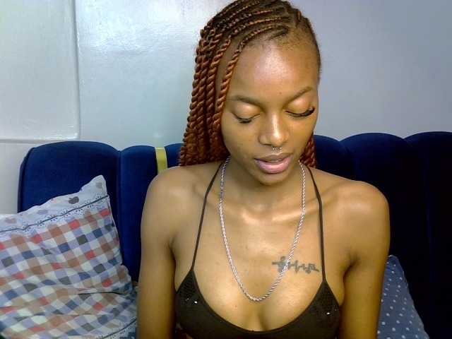 PrettyNoirr live cam on BongaCams