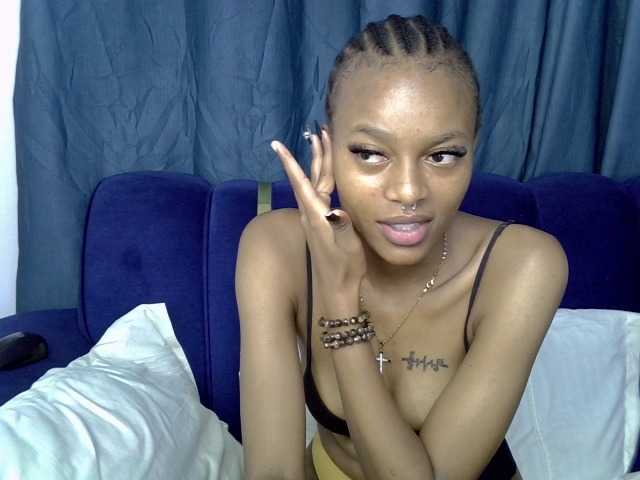 PrettyNoirr live cam on BongaCams