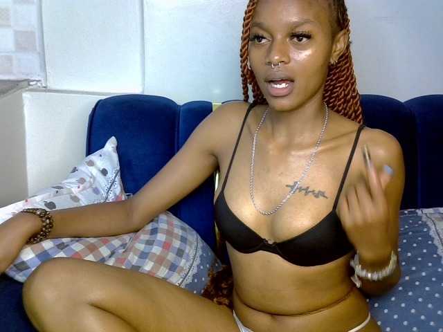 PrettyNoirr live cam on BongaCams