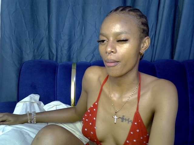 PrettyNoirr live cam on BongaCams