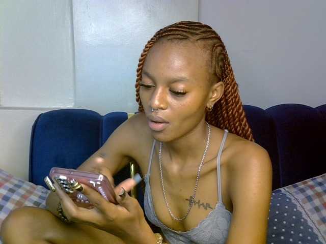 PrettyNoirr live cam on BongaCams