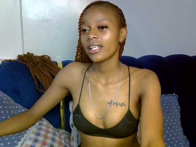 PrettyNoirr live cam on BongaCams
