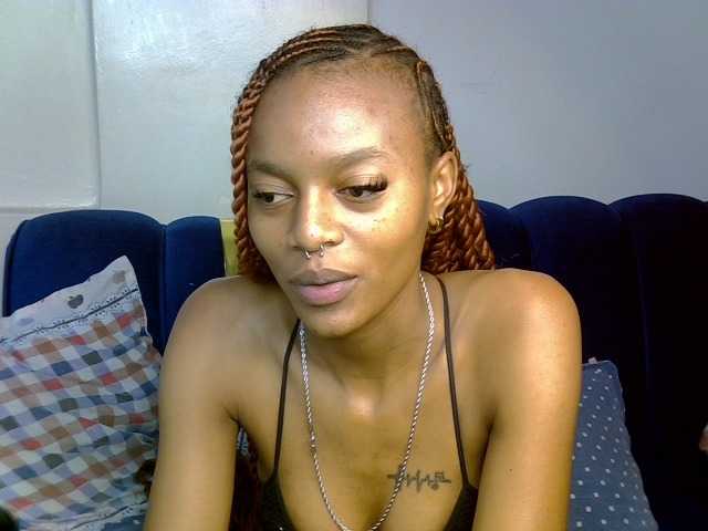 PrettyNoirr live cam on BongaCams
