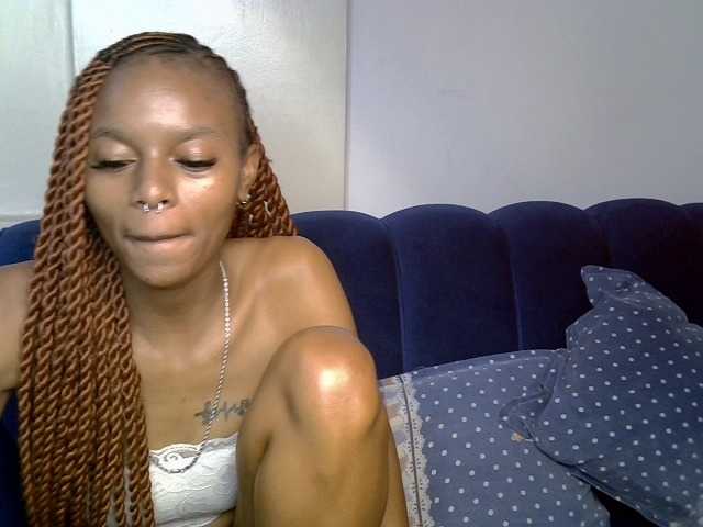 PrettyNoirr live cam on BongaCams