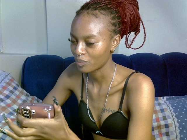 PrettyNoirr live cam on BongaCams
