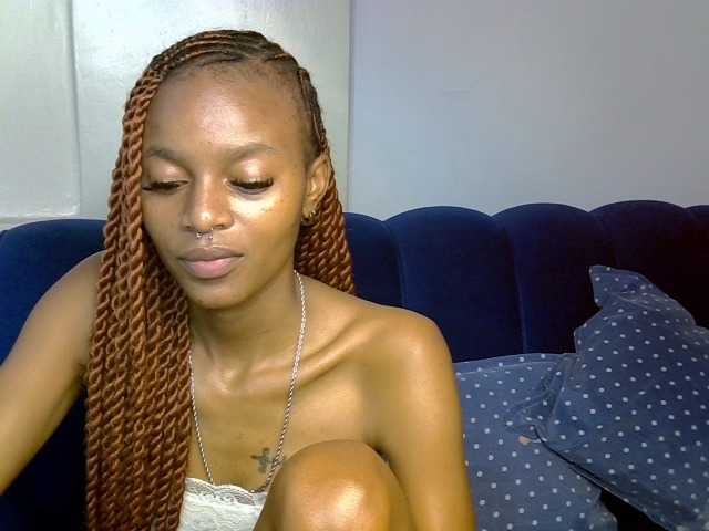 PrettyNoirr live cam on BongaCams