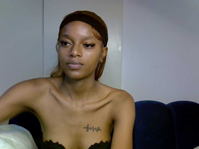 PrettyNoirr live cam on BongaCams