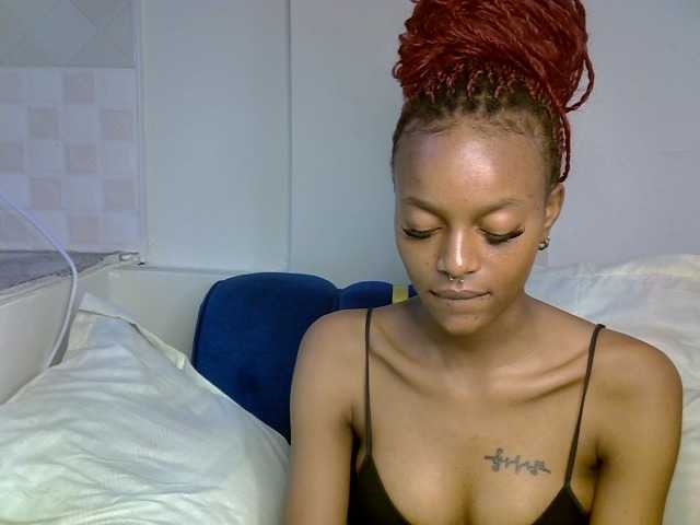 PrettyNoirr live cam on BongaCams