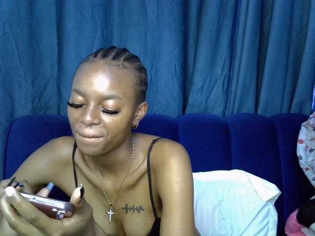 PrettyNoirr live cam on BongaCams