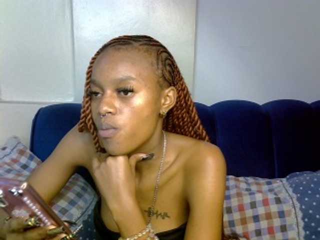 PrettyNoirr live cam on BongaCams
