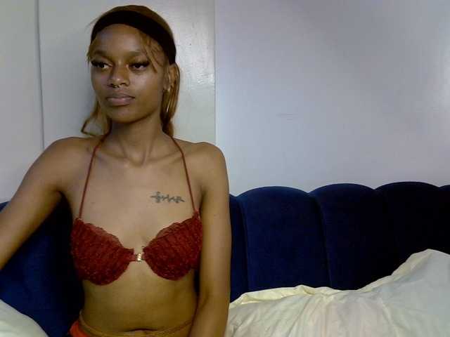 PrettyNoirr live cam on BongaCams