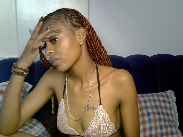 PrettyNoirr live cam on BongaCams