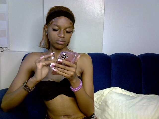 PrettyNoirr live cam on BongaCams