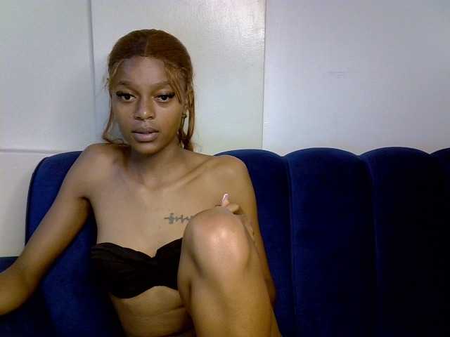 PrettyNoirr live cam on BongaCams