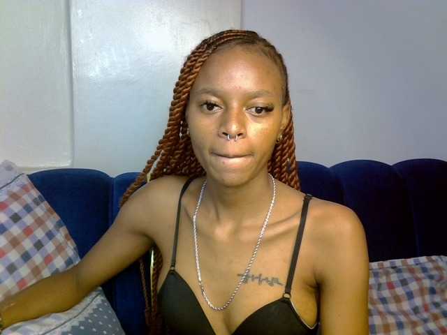 PrettyNoirr live cam on BongaCams