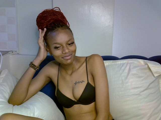 PrettyNoirr live cam on BongaCams