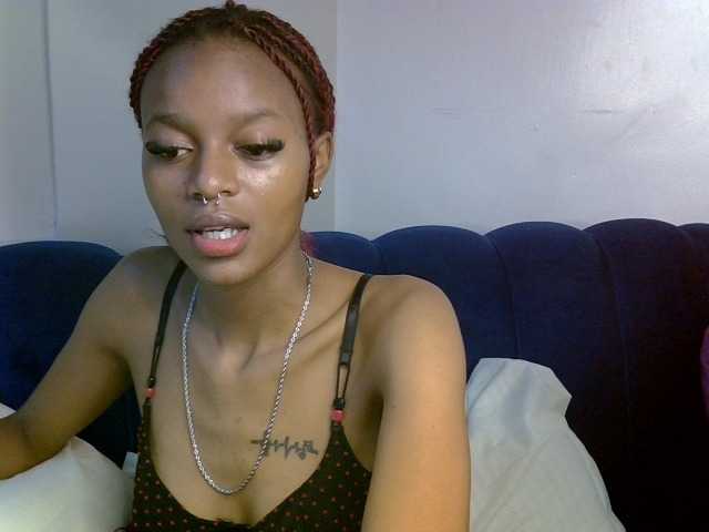PrettyNoirr live cam on BongaCams