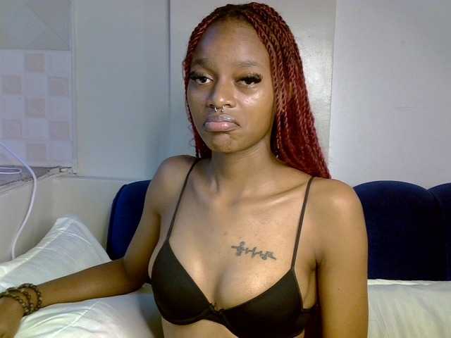 PrettyNoirr live cam on BongaCams
