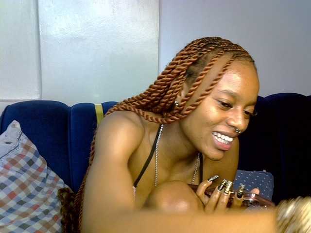 PrettyNoirr live cam on BongaCams