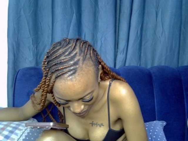 PrettyNoirr live cam on BongaCams