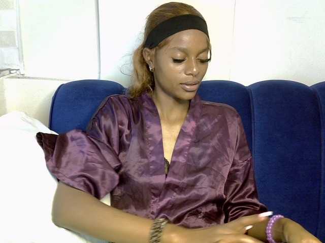 PrettyNoirr live cam on BongaCams