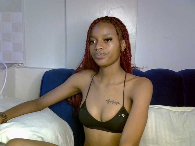 PrettyNoirr live cam on BongaCams