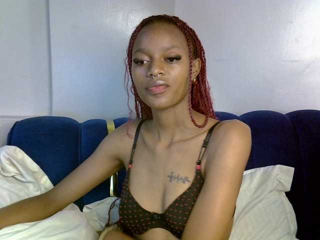 PrettyNoirr live cam on BongaCams