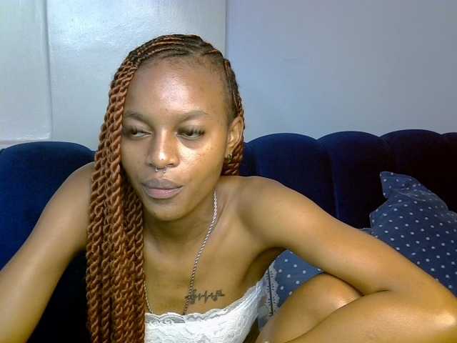 PrettyNoirr live cam on BongaCams