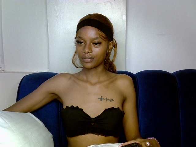 PrettyNoirr live cam on BongaCams