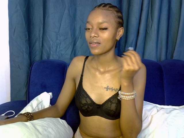 PrettyNoirr live cam on BongaCams