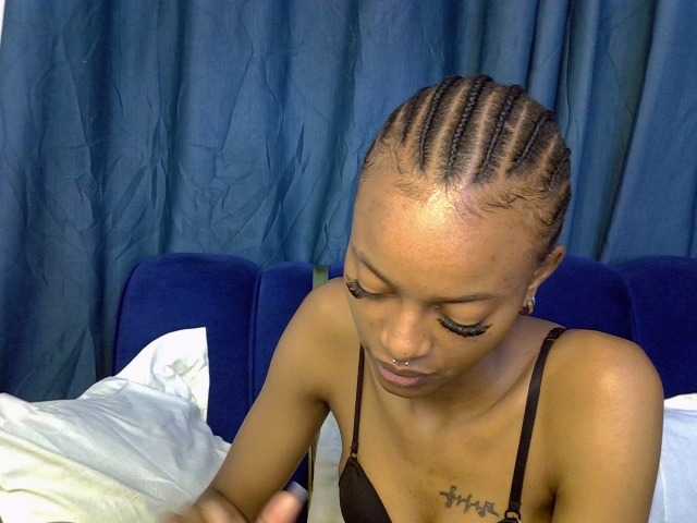 PrettyNoirr live cam on BongaCams