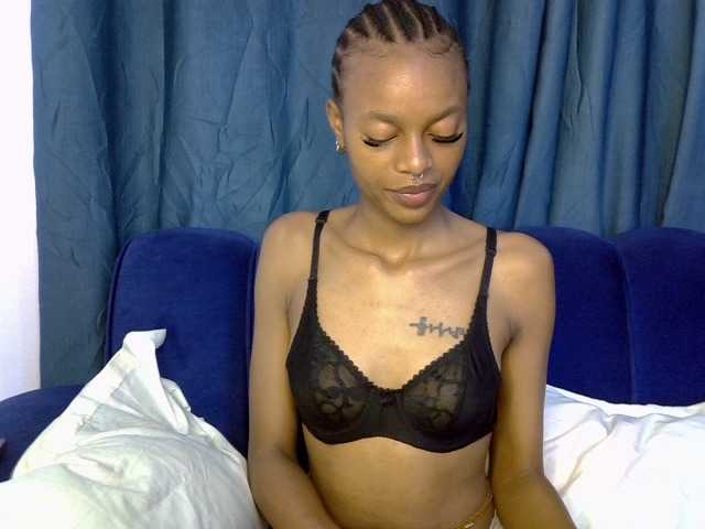 PrettyNoirr live cam on BongaCams