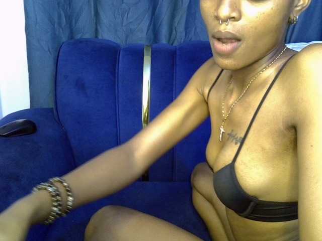PrettyNoirr live cam on BongaCams
