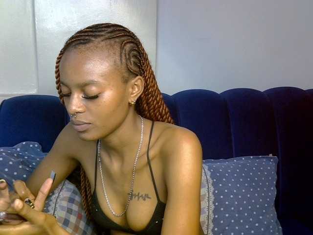 PrettyNoirr live cam on BongaCams