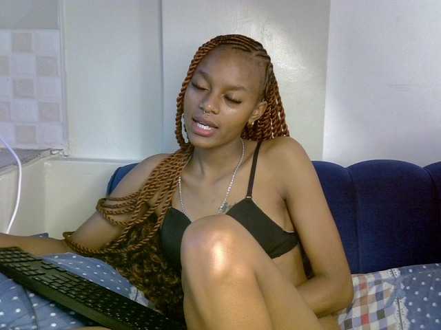 PrettyNoirr live cam on BongaCams