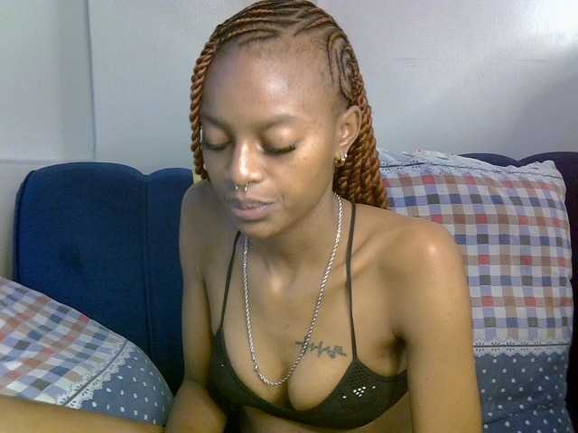PrettyNoirr live cam on BongaCams