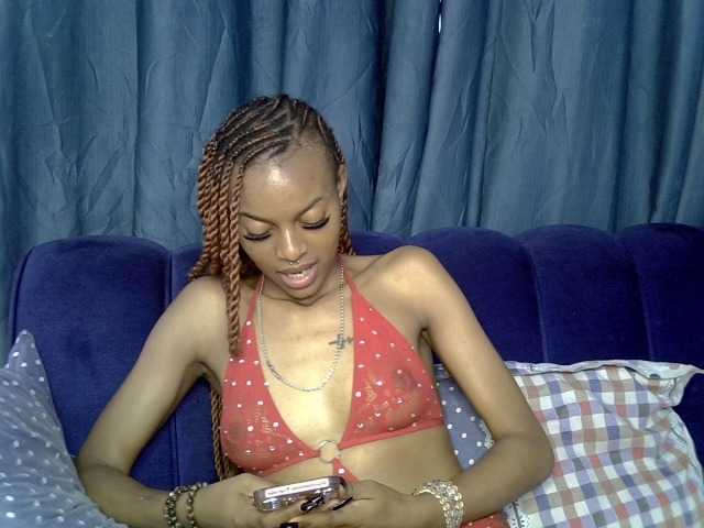 PrettyNoirr live cam on BongaCams