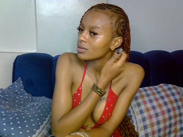 PrettyNoirr live cam on BongaCams