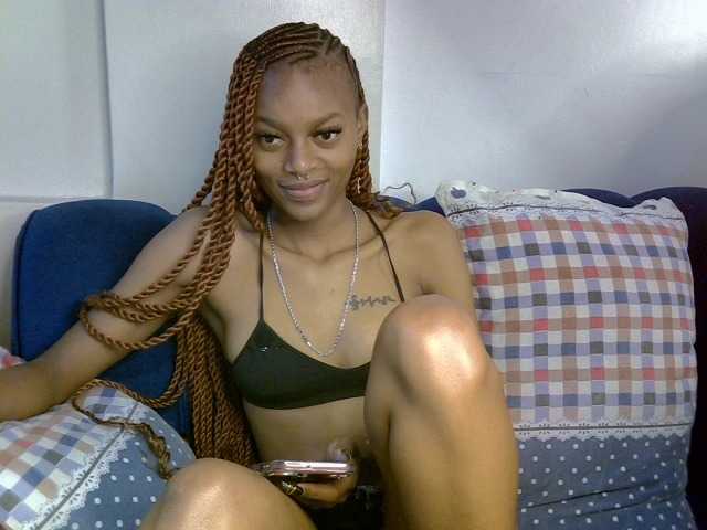 PrettyNoirr live cam on BongaCams