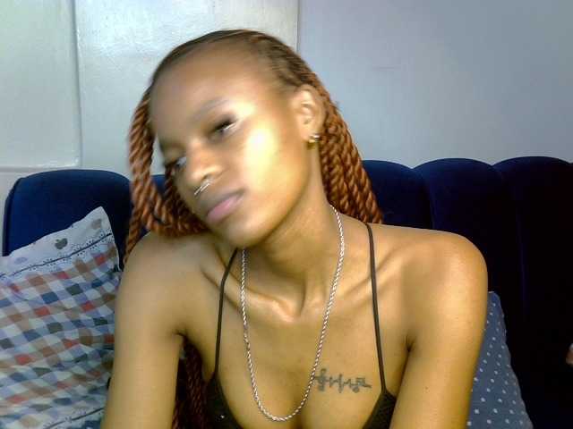 PrettyNoirr live cam on BongaCams