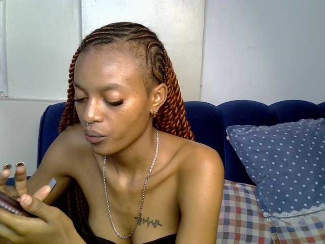 PrettyNoirr live cam on BongaCams