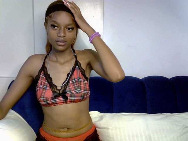 PrettyNoirr live cam on BongaCams