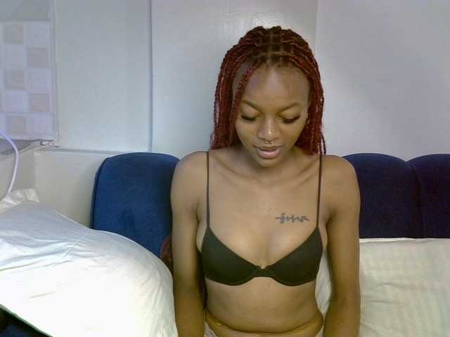 PrettyNoirr live cam on BongaCams