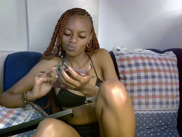 PrettyNoirr live cam on BongaCams