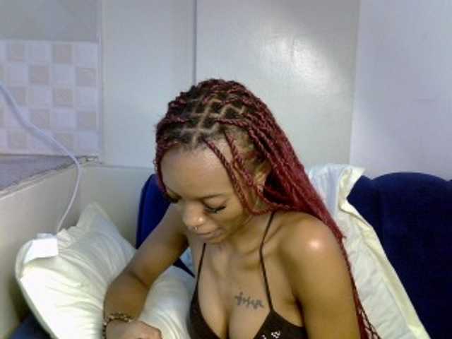 PrettyNoirr live cam on BongaCams